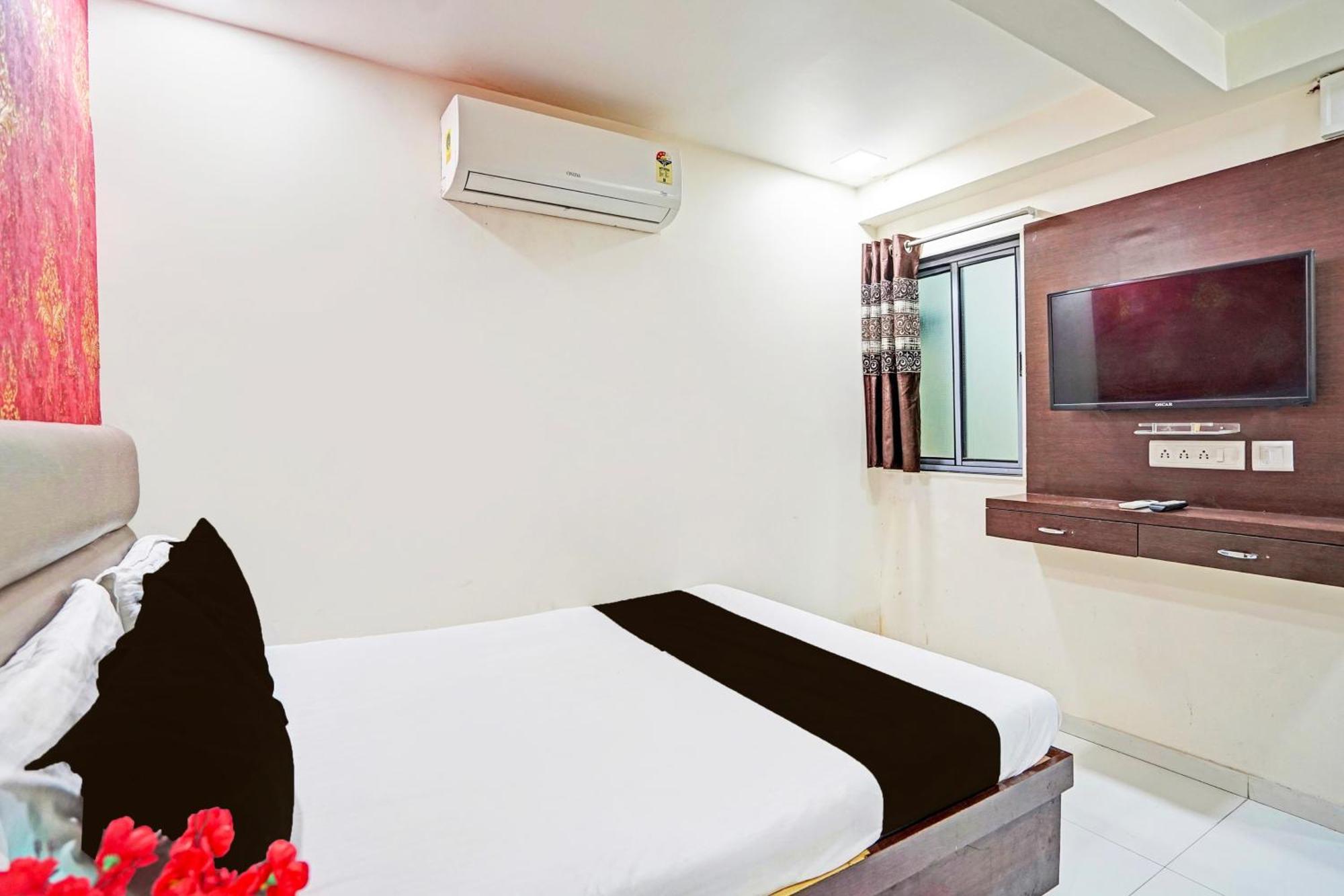 Hotel O S. G. Highway Formerly I Land Park Ahmedabad Exterior photo
